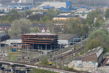 832485 Gezicht op de verkeersleidingspost van ProRail in de Cartesiusdriehoek te Utrecht, vanaf de woonflat ...